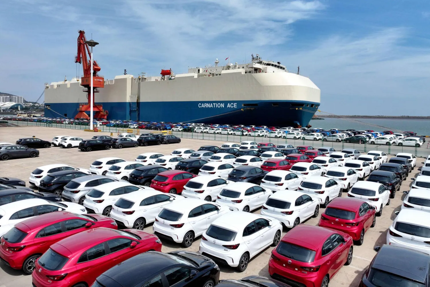 سيارات معدة للتصدير في ميناء ليانيينغانغ شرق الصين (أ.ف.ب)