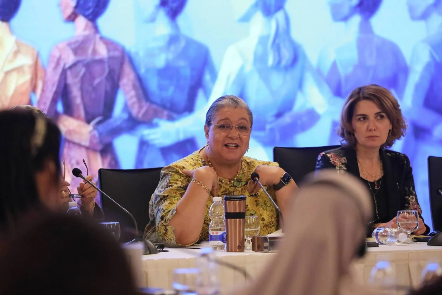 تيتيه في اجتماع مع نساء ليبيات خلال إحياء اليوم الوطني للمرأة الليبية الأحد الماضي (البعثة الأممية)