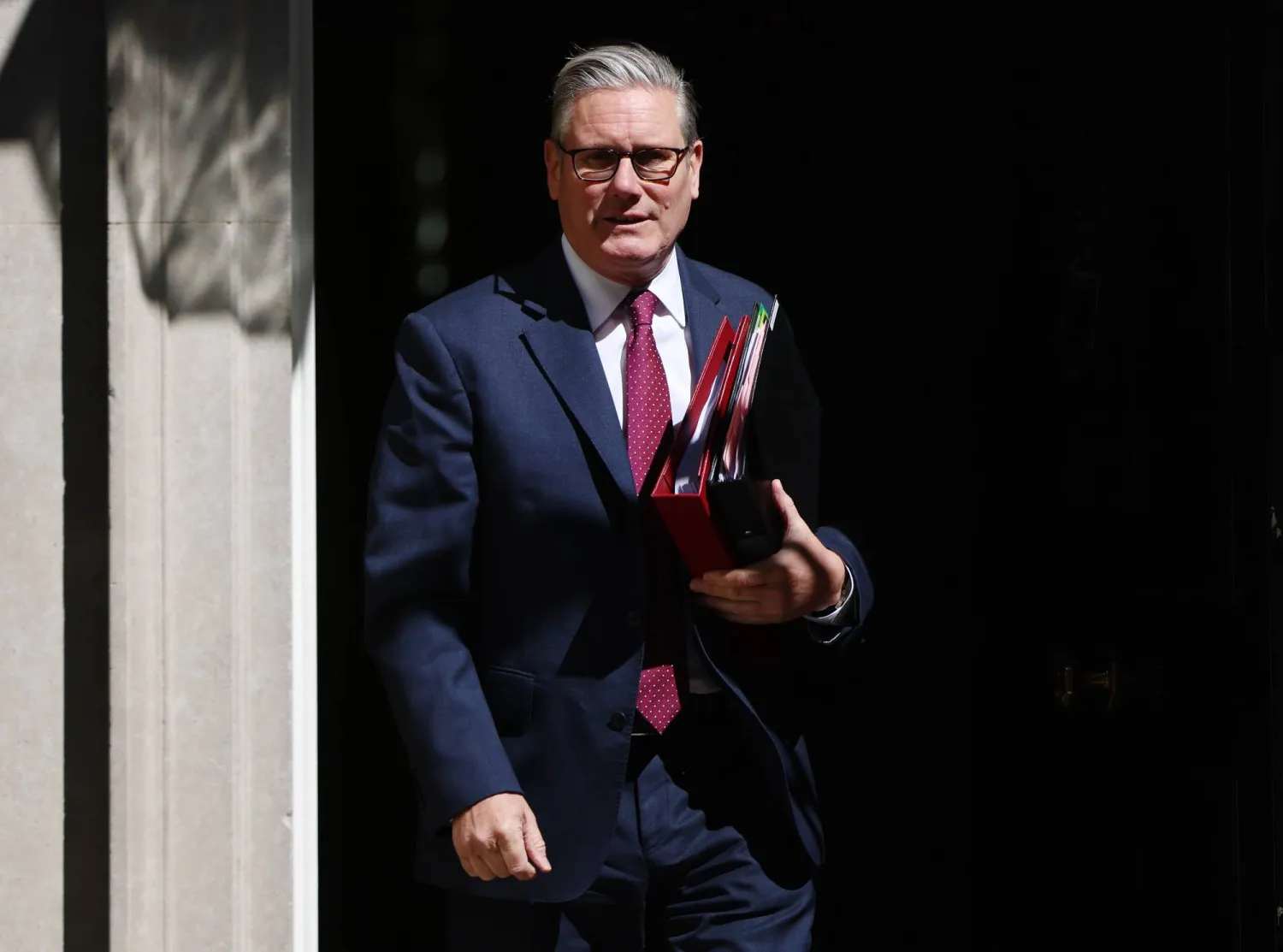 رئيس الوزراء البريطاني كير ستارمر يغادر مقر رئاسة الوزراء (إ.ب.أ)