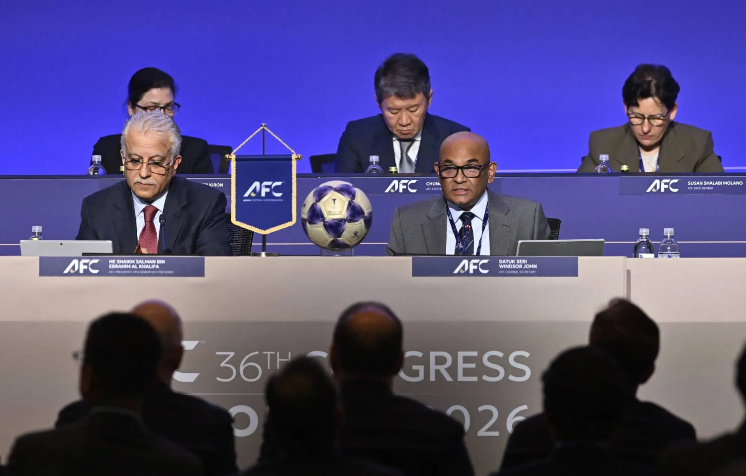 الشيخ سلمان آل خليفة خلال ترؤسه كونغرس الاتحاد الآسيوي في فانكوفر الكندية (رويترز)