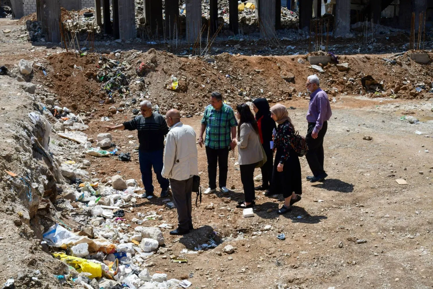 وفد الهيئة الوطنية للعدالة الانتقالية يتفحص موقع جريمة مجزرة أمجد يوسف في حي التضامن (الهيئة)