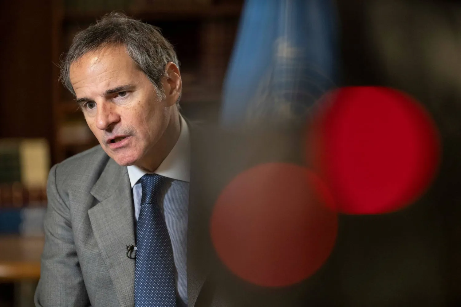 غروسي يتحدث خلال مقابلة خاصة في مقر الوكالة الدولية للطاقة الذرية في فيينا (أ.ب)