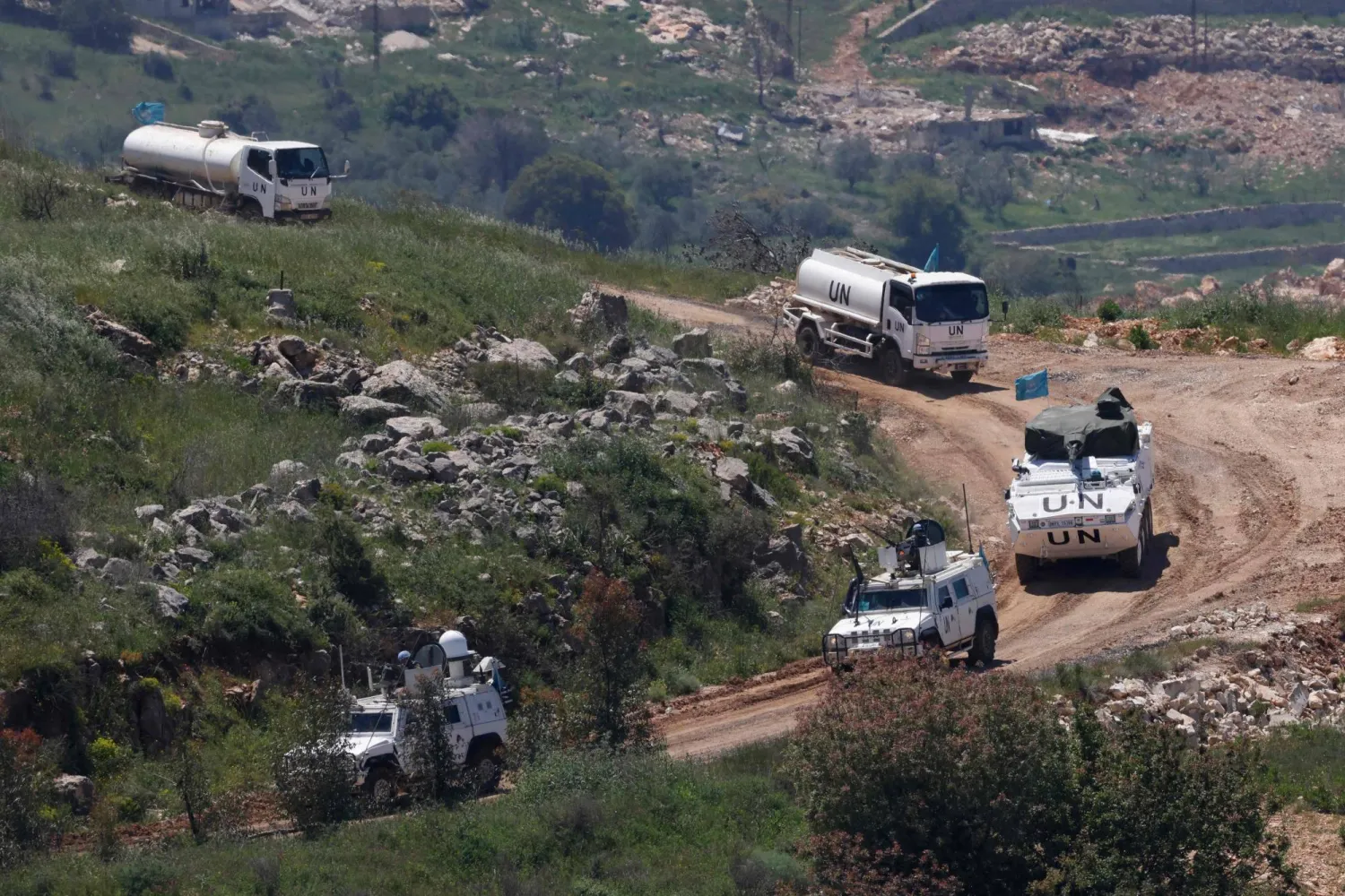 قافلة تضم آليات لقوات «اليونيفيل» في المنطقة الحدودية في إسرائيل في جنوب لبنان (أ.ف.ب)
