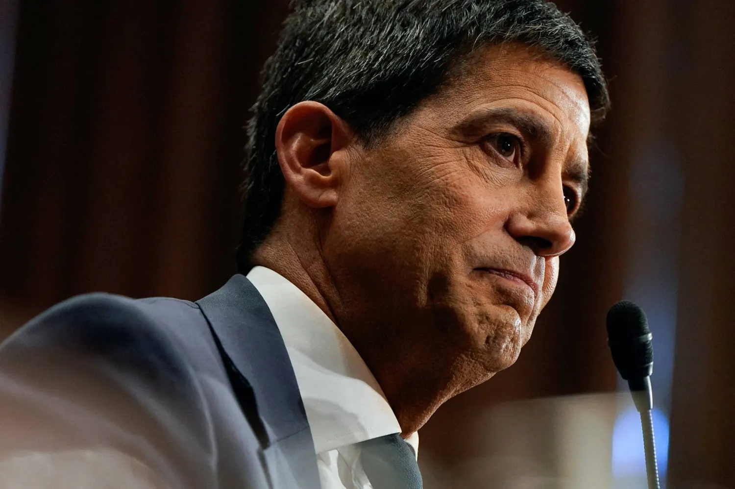 وارش يحضر جلسة استماع للجنة المصرفية بمجلس الشيوخ للإدلاء بشهادته في 21 أبريل (رويترز)