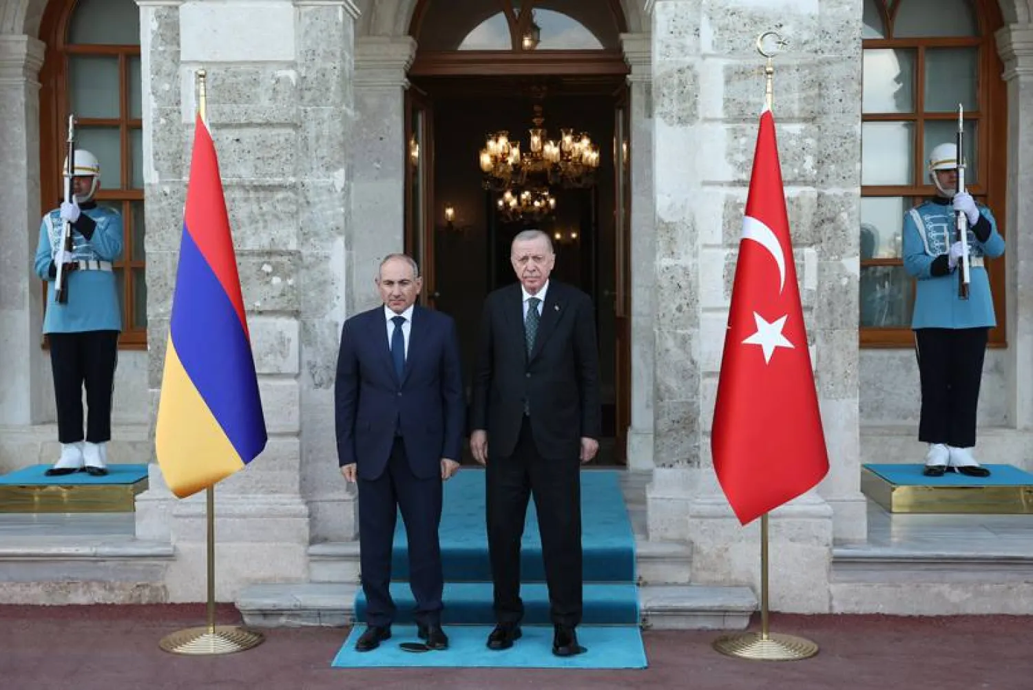 الرئيس التركي رجب طيب إردوغان خلال استقباله رئيس وزراء أرمينيا نيكول باشينيان في إسطنبول يوم 20 يونيو 2025 (الرئاسة التركية)