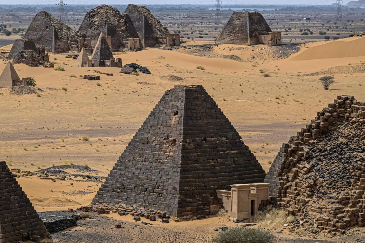 أهرامات مروي الواقعة على الشاطئ الشرقي لنهر النيل (أ.ف.ب)