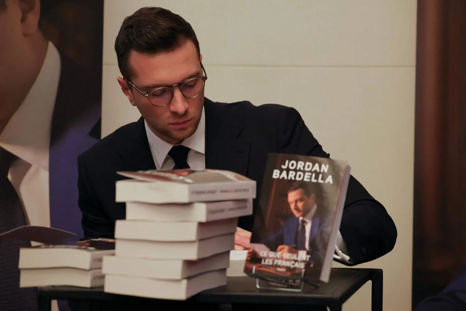 بين الكتب والسياسة جوردان بارديلا يوقّع مسار صعوده بثقة وتركيز (أ.ف.ب)