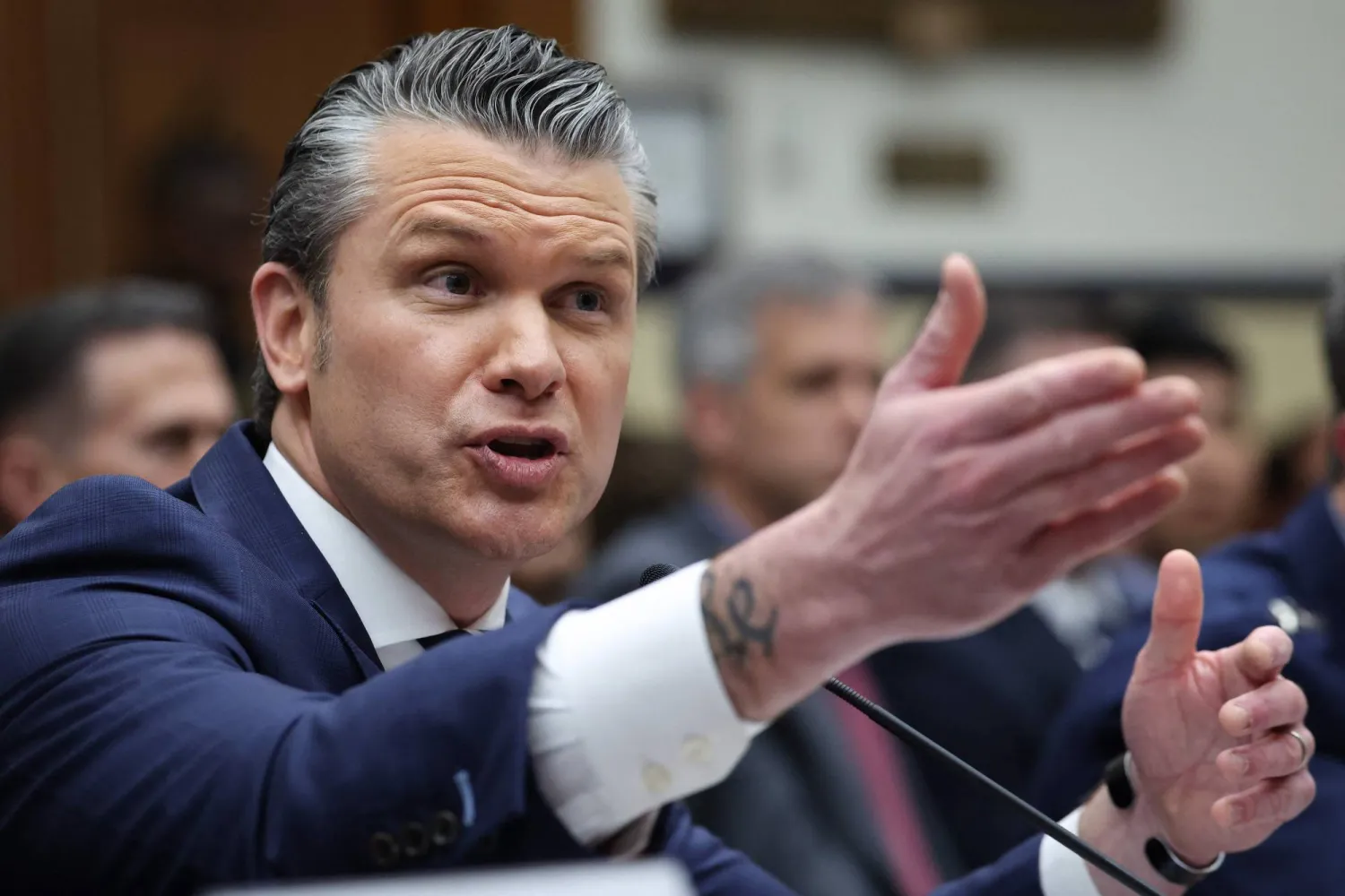 هيغسيث متحدثاً أمام لجنة القوات المسلحة بمجلس النواب الأربعاء (أ.ف.ب)