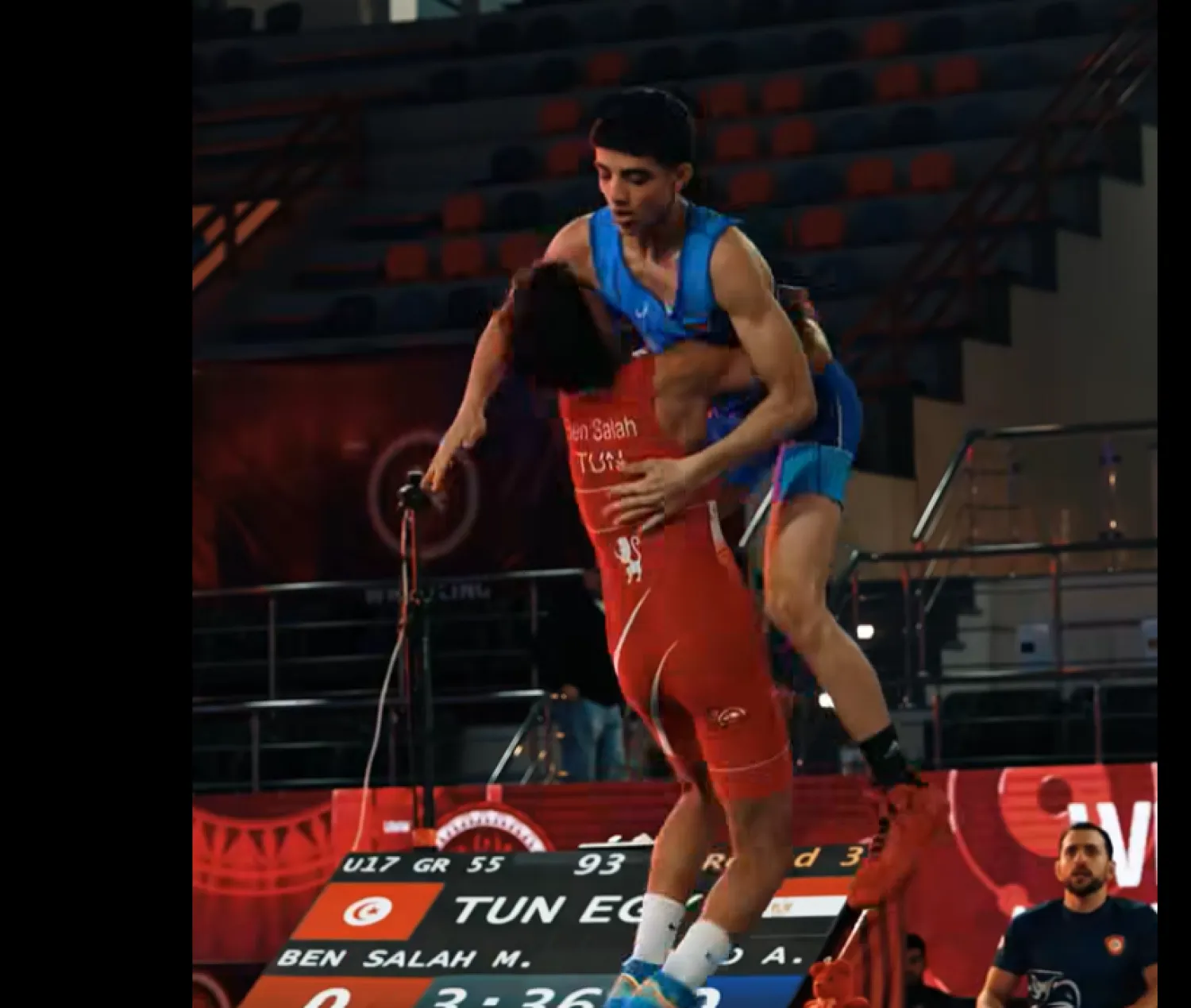 اللاعب المصري عبد الله حسونة خلال المباراة (الاتحاد الدولي للمصارعة)