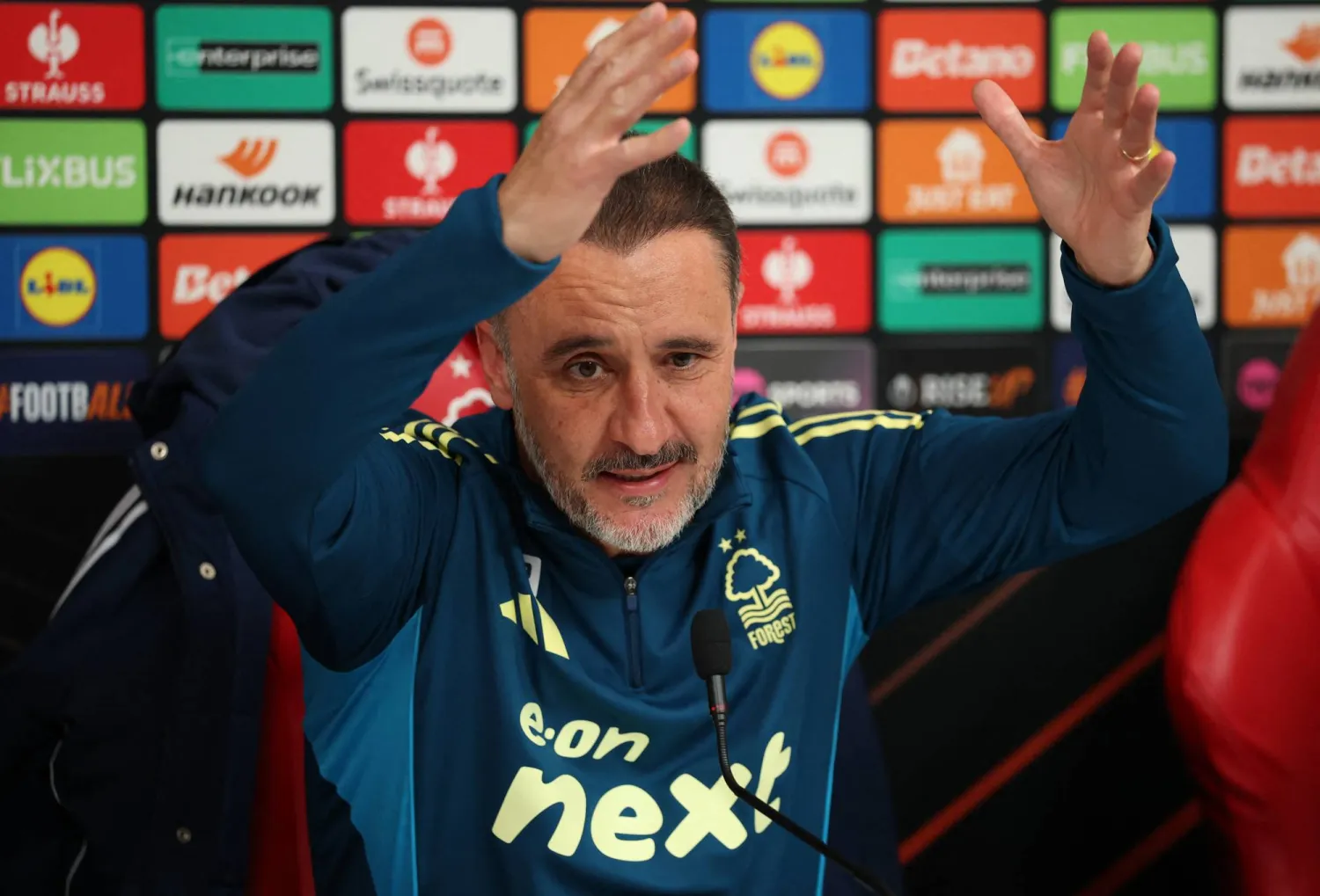 بيريرا خلال المؤتمر الصحافي (رويترز)