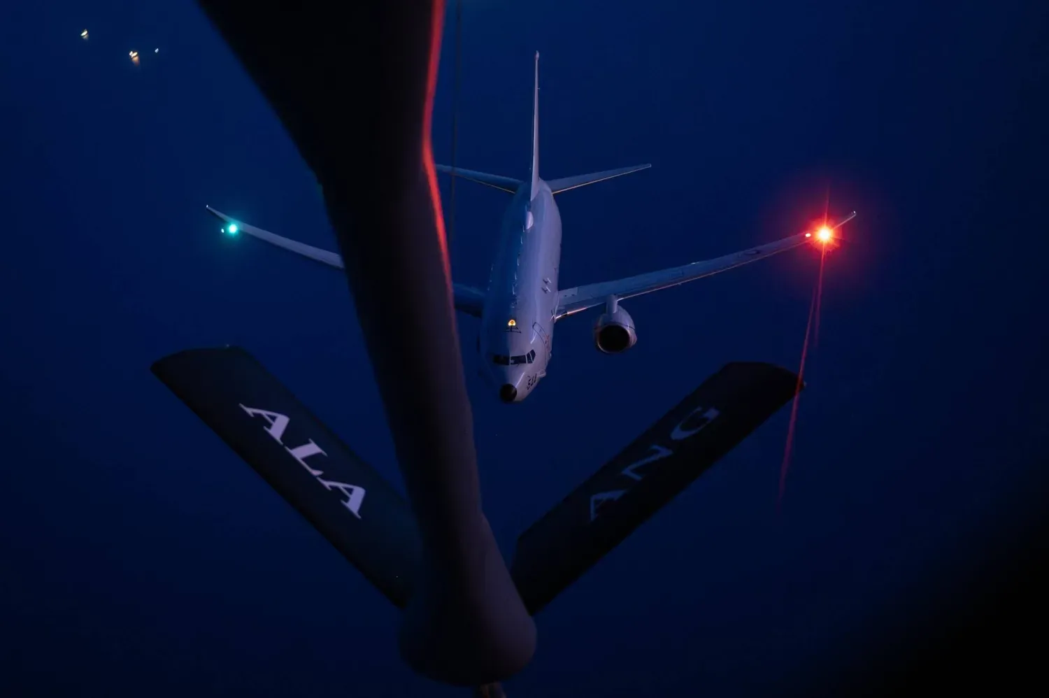 ABD'ye ait bir KC-135 yakıt ikmal uçağı, İran limanlarının abluka altında olduğu sırada bir P-8 Poseidon deniz devriye uçağının yakıt ikmali yapıyor (CENTCOM)