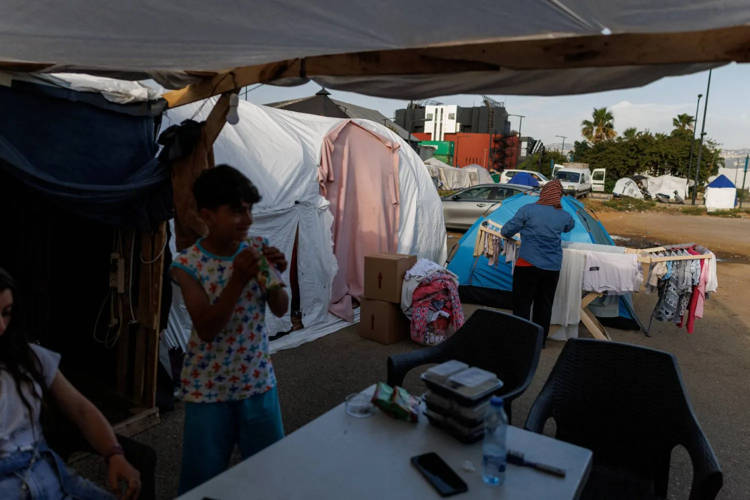 نازحون من جنوب لبنان في مخيم مؤقت في بيروت (رويترز)