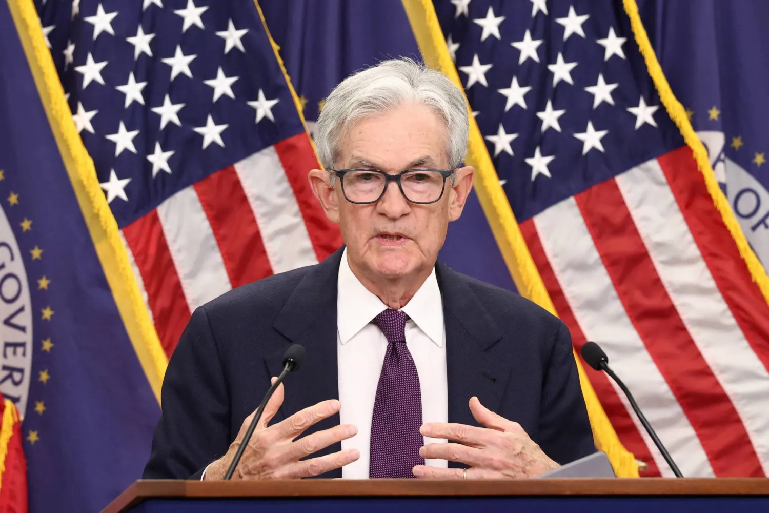 باول يتحدث في مؤتمره الصحافي عقب قرار تثبيت الفائدة (رويترز)