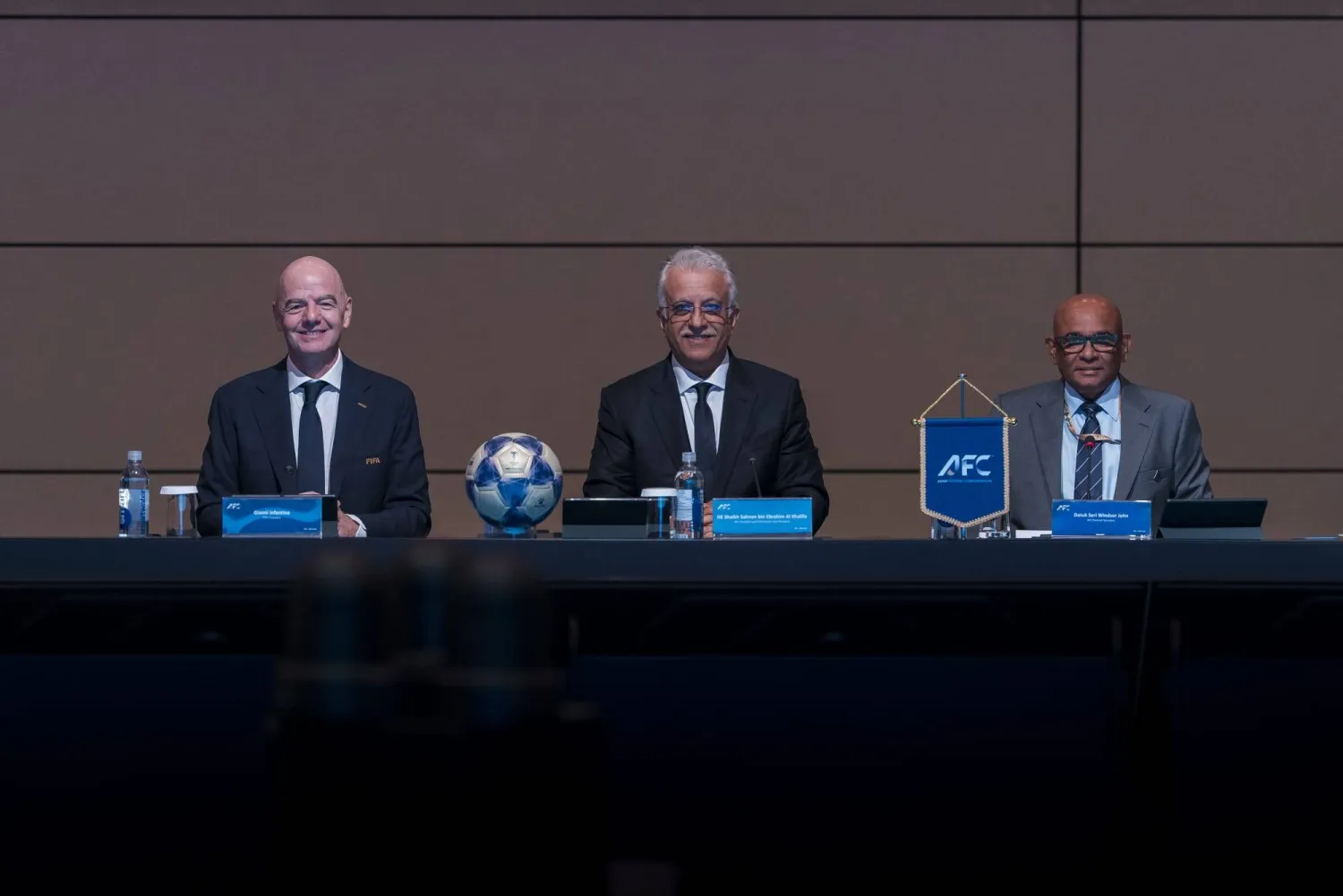 سلمان آل خليفة وانفانتينو خلال الاجتماع (الشرق الأوسط)