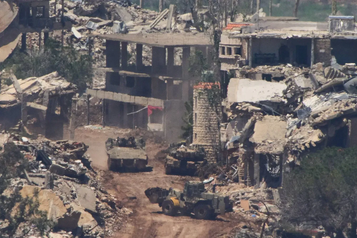 Dün İsrail'in kuzeyin görülen, Lübnan'ın güneyindeki İsrail askeri araçları (AP)