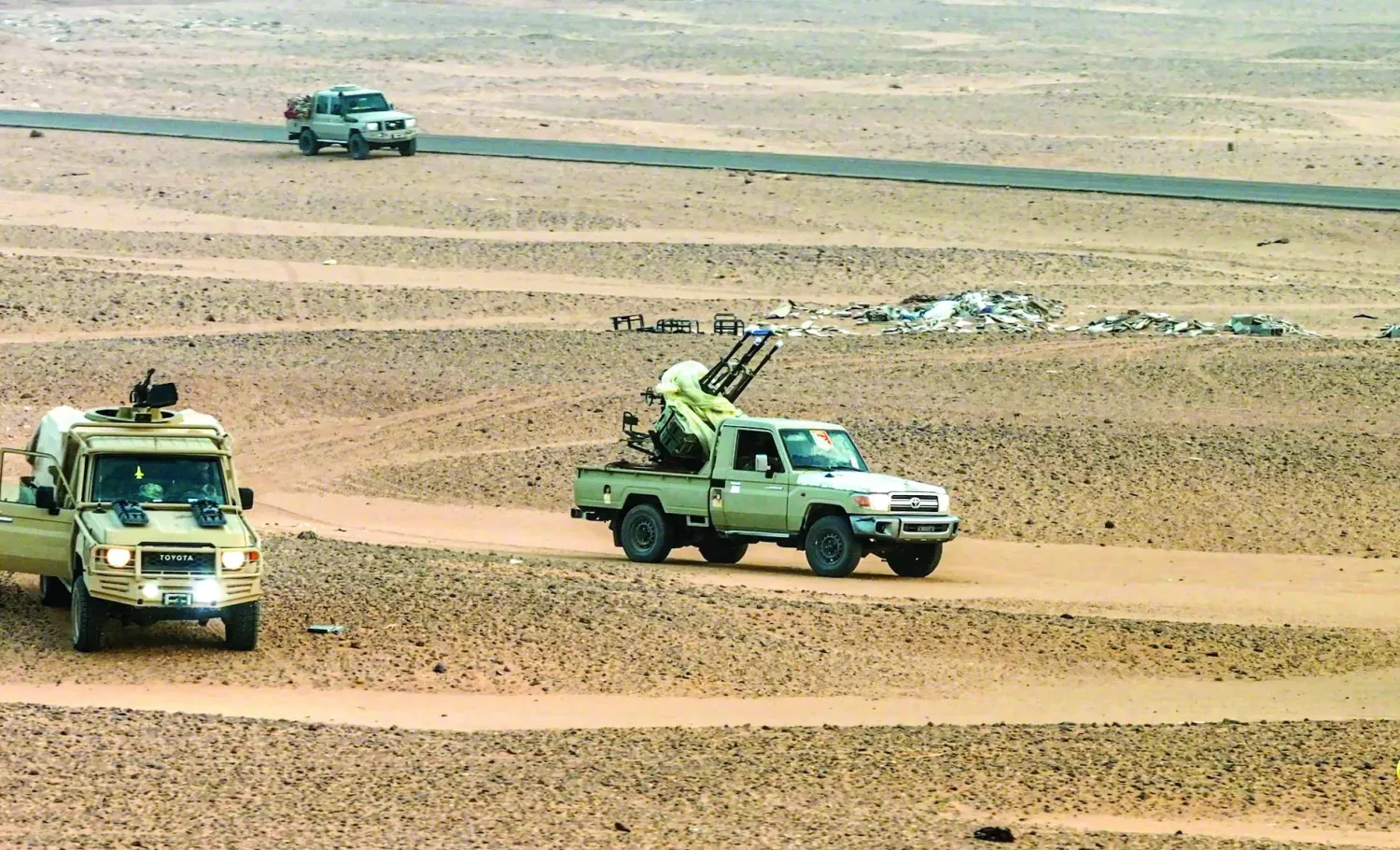 Libya'nın güneybatı sınırında devriye gezen askeri araçlar (Genel Komutanlık Medya Birimi)