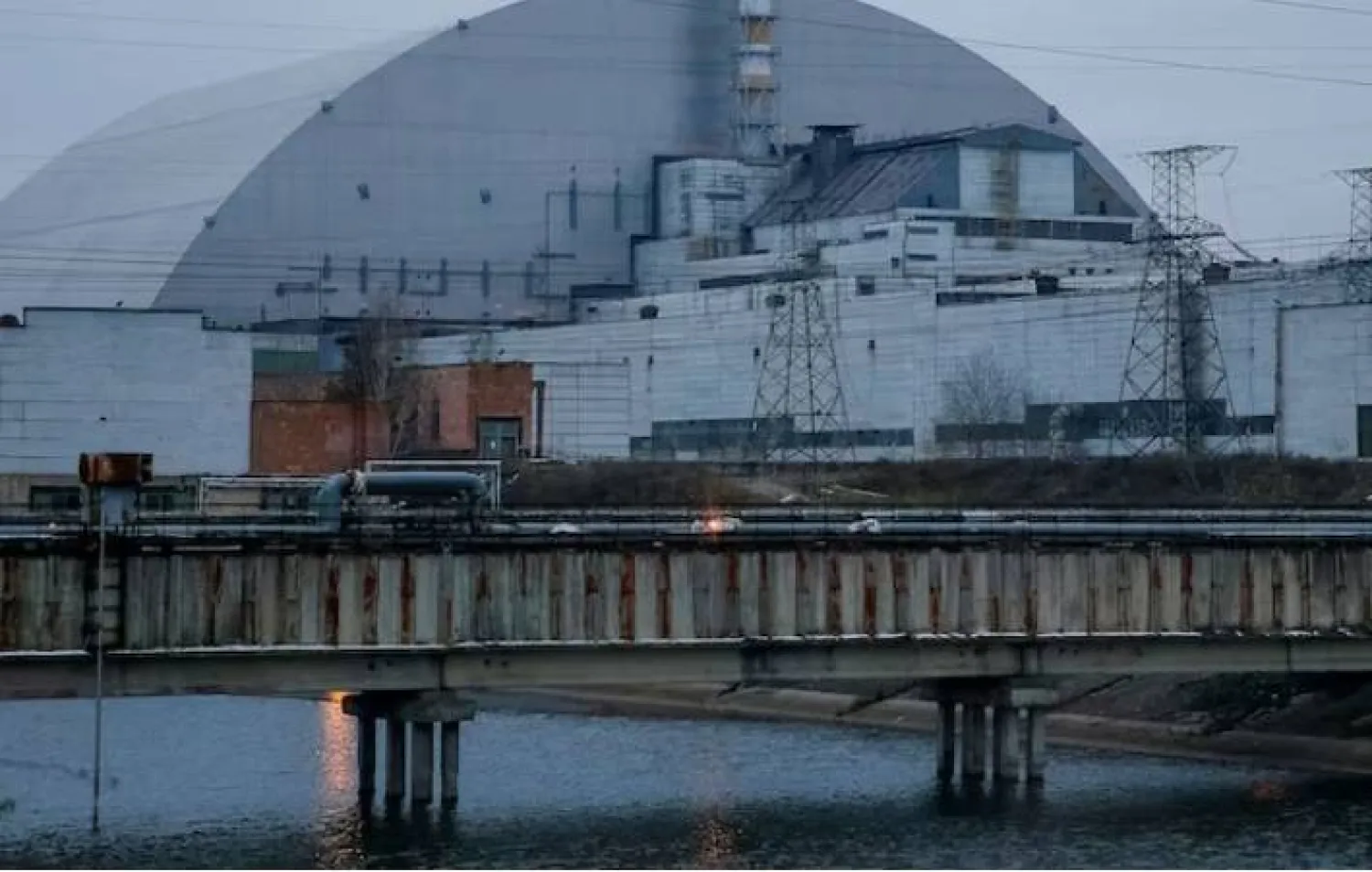 يُظهر منظر عام هيكل الاحتواء الآمن الجديد (NSC) فوق التابوت القديم الذي يغطي المفاعل الرابع التالف بمحطة تشرنوبل للطاقة النووية (أرشيفية - رويترز)