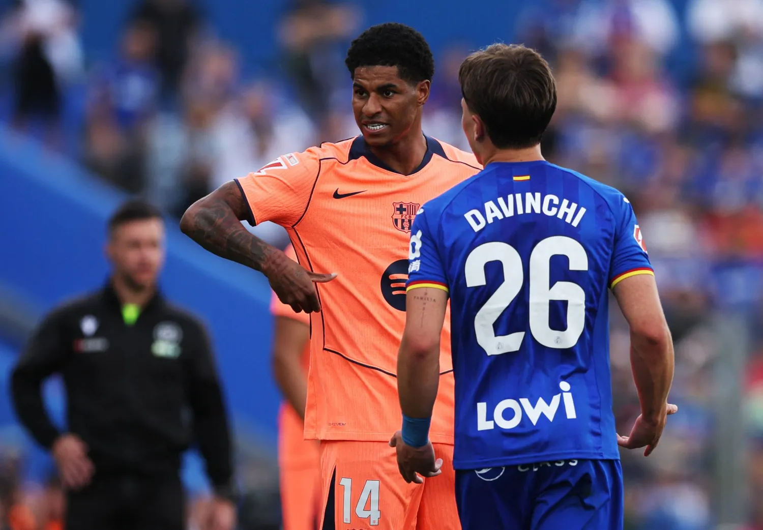 ماركوس راشفورد لاعب برشلونة خلال صراع على الكرة مع لاعب خيتافي دافينشي (رويترز)