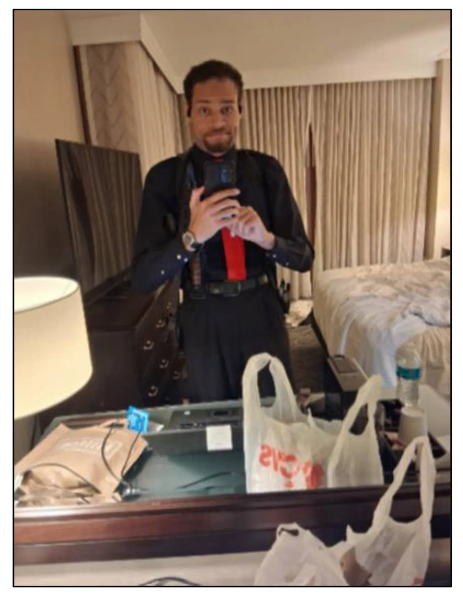 كول توماس ألين يلتقط صورة سيلفي داخل غرفته في الفندق قبل تنفيذ الهجوم (ا.ب)