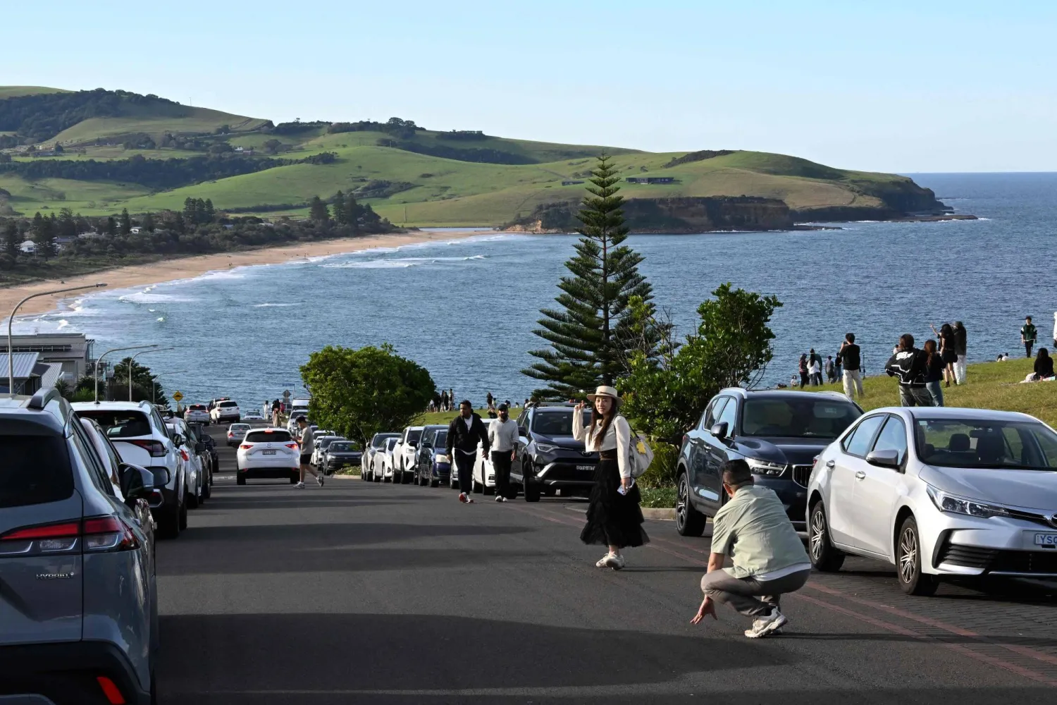 This picture taken on April 27, 2026 shows tourists visiting a street in Gerringong, about a two-hour drive south of Sydney. (Photo by Saeed KHAN / AFP)