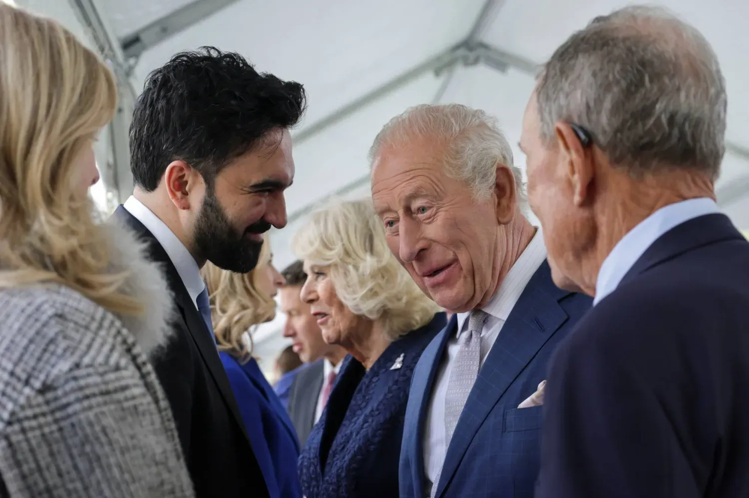 İngiltere Kralı III. Charles, Kraliçe Camilla ile birlikte New York'taki 11 Eylül Anıtı'nı ziyaretinde New York Belediye Başkanı Zahran Mamdani ile konuşuyor (AP)