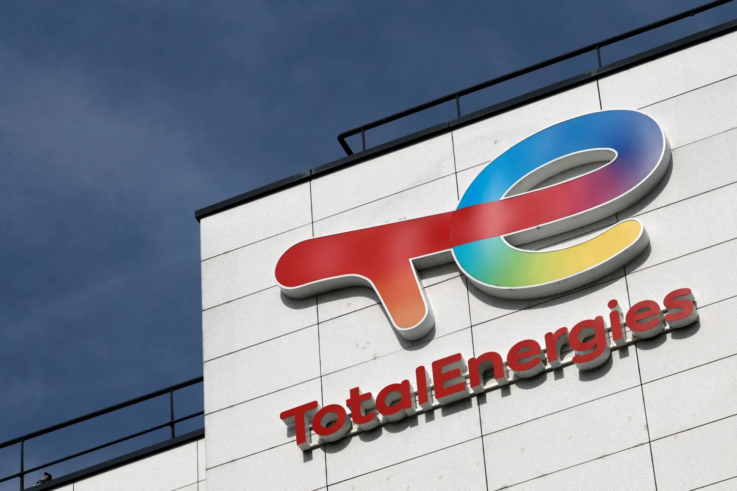 FILE PHOTO: The logo of French oil and gas company TotalEnergies is seen on a building in Rueil-Malmaison, near Paris, France, April 14, 2025. REUTERS/Stephanie Lecocq/File Photo