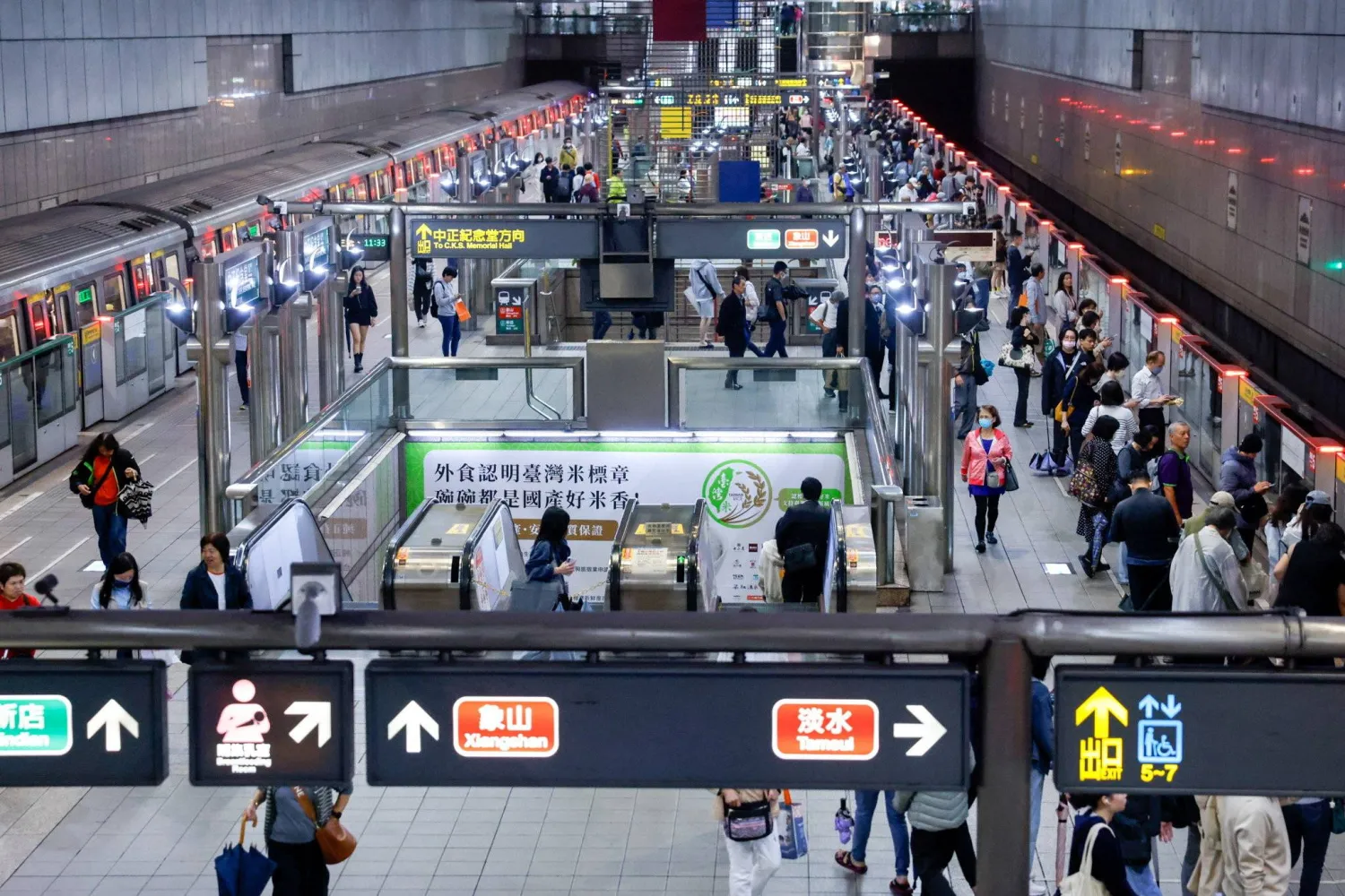ركاب ينتظرون القطارات بمحطة مترو في تايبيه (رويترز)
