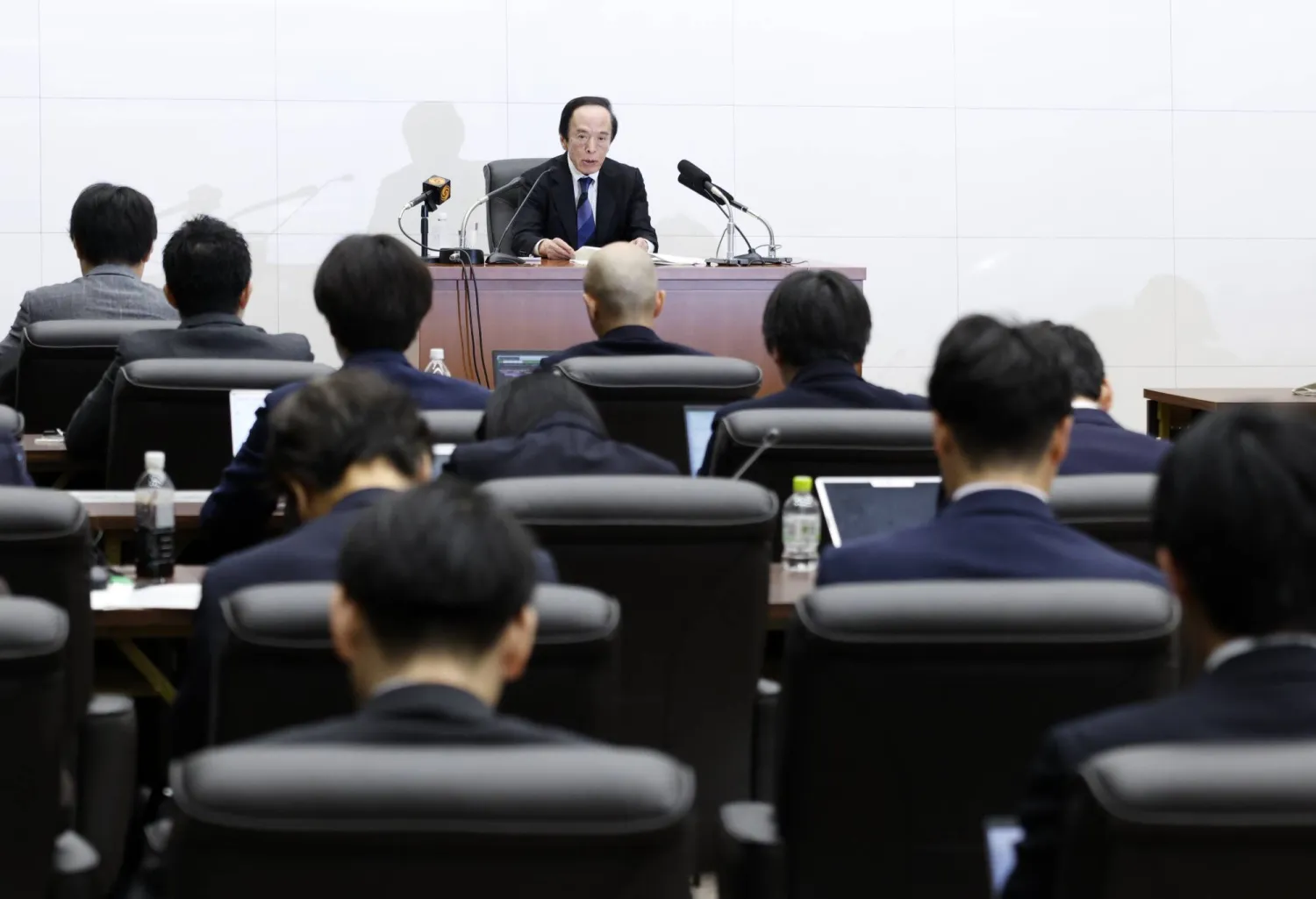 محافظ «بنك اليابان» كازو أويدا في مؤتمر صحافي سابق داخل مقر «المصرف المركزي» بالعاصمة طوكيو (إ.ب.أ)