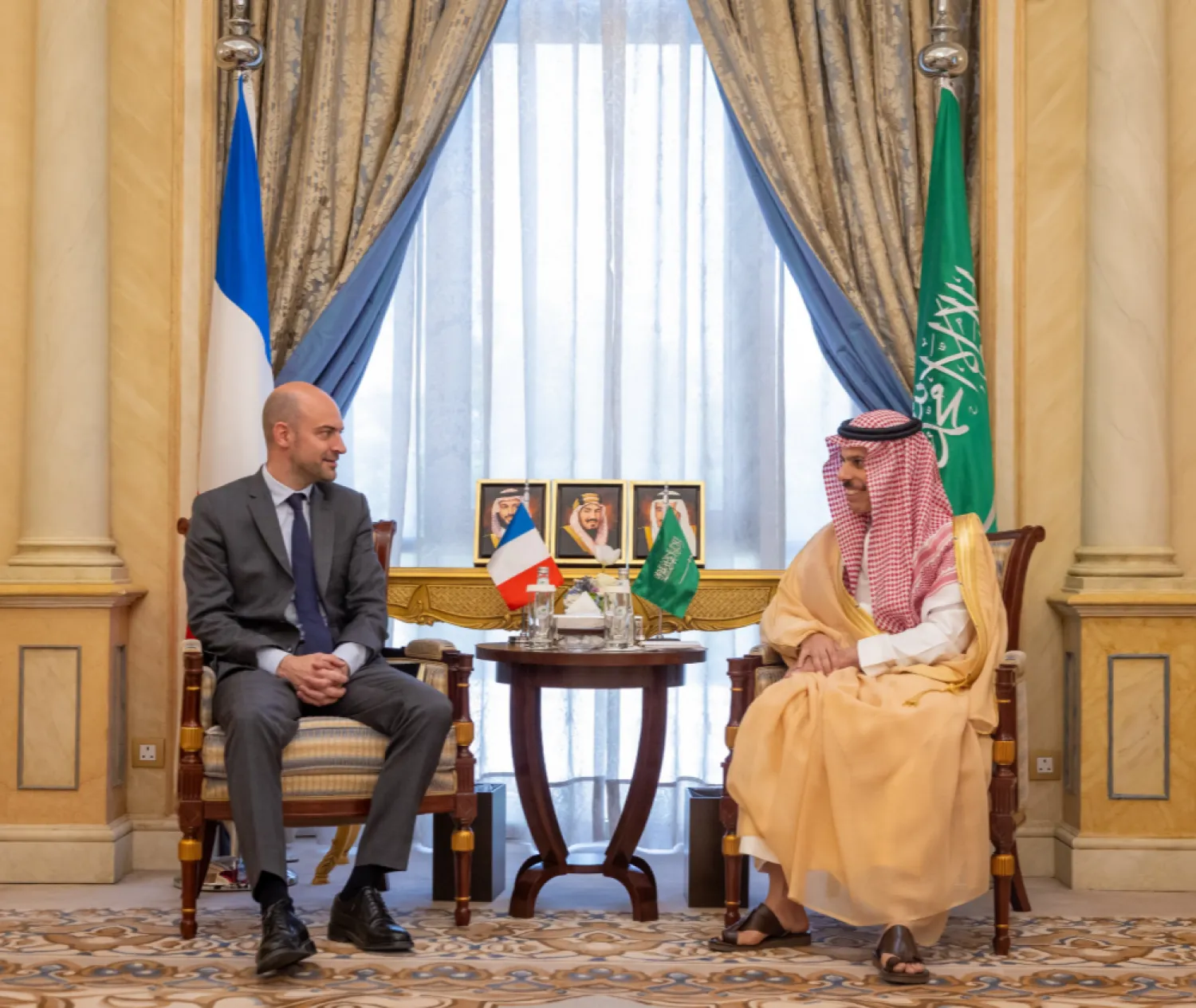 الأمير فيصل بن فرحان خلال استقباله جان نويل بارو في الرياض (واس)