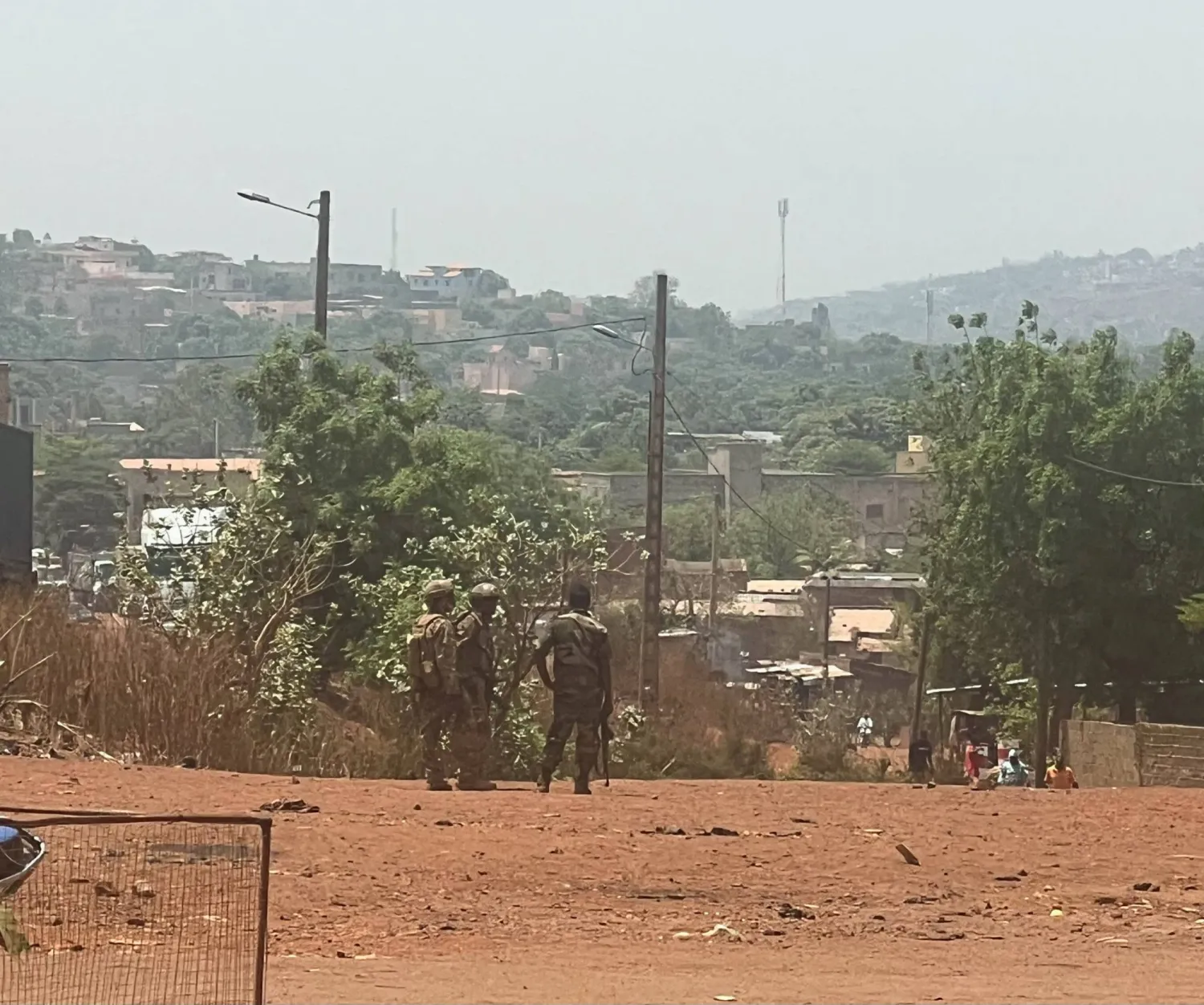 جنود ماليون خلال دورية عقب الهجوم على قاعدة كاتي العسكرية الرئيسية في مالي خارج العاصمة باماكو يوم 26 أبريل 2026 (رويترز)