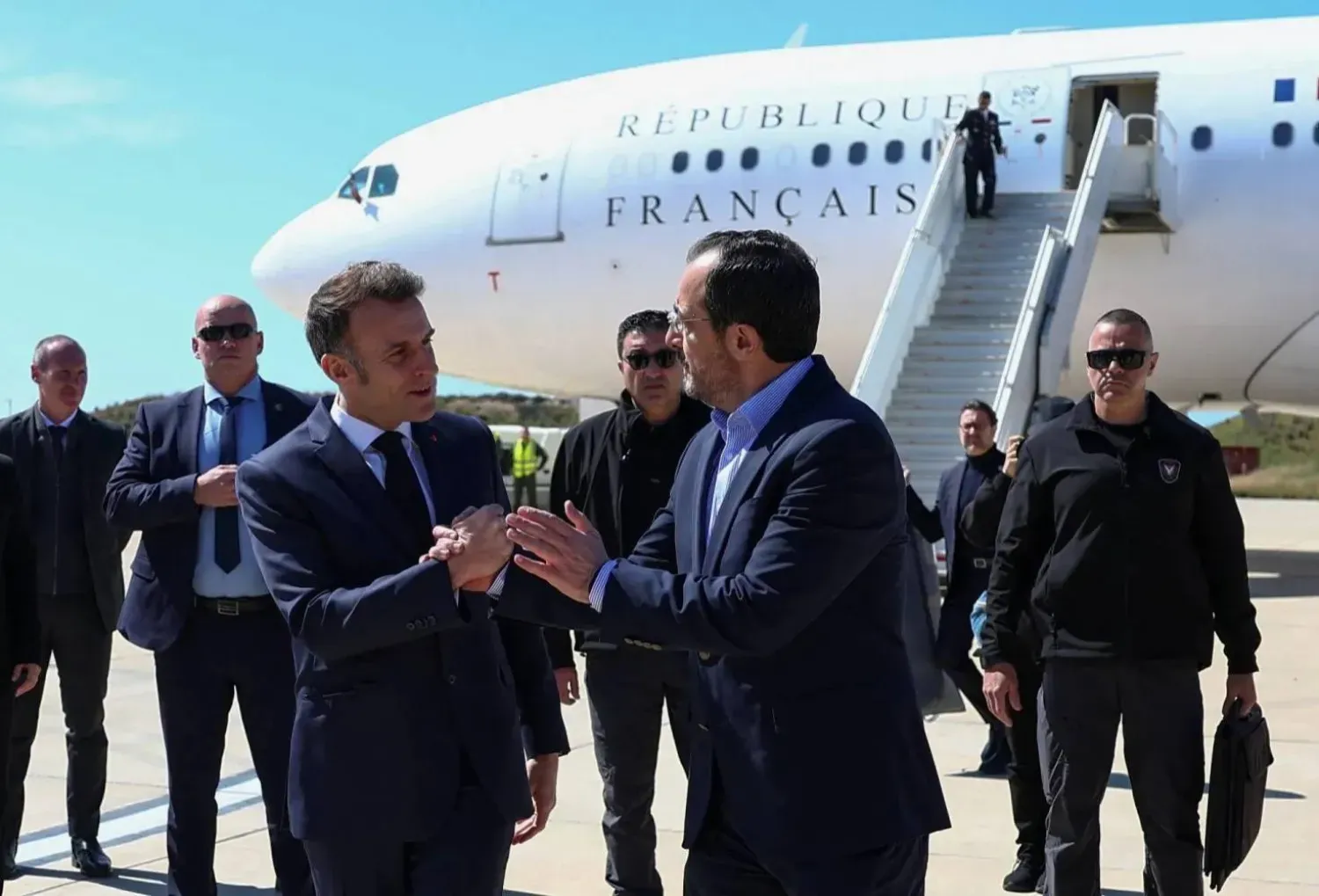 Güney Kıbrıs Cumhurbaşkanı Nikos Christodoulides, 9 Mart'ta Kıbrıs ziyaretinin başlangıcında Fransa Cumhurbaşkanı Emmanuel Macron'u karşılıyor (Reuters)