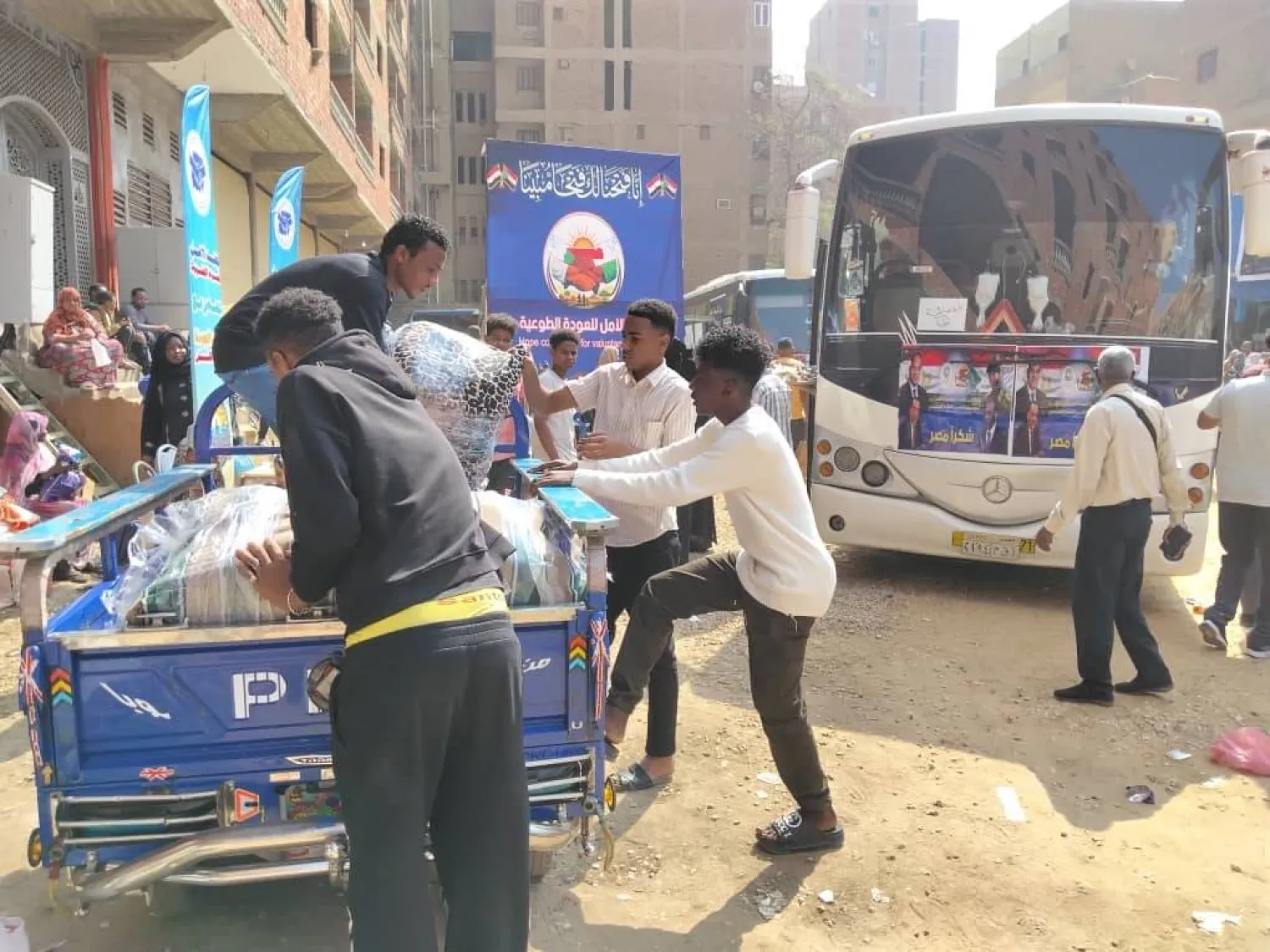 سودانيون يرتبون أثاثهم قبل رحلة عودة طوعية من مصر إلى بلادهم هذا الأسبوع (لجنة الأمل للعودة الطوعية)