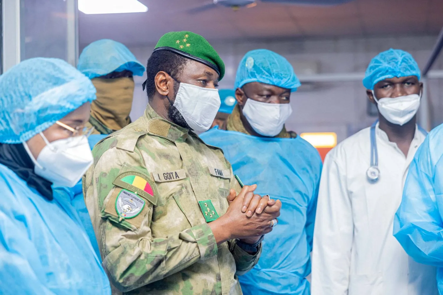 قائد ‌المجلس العسكري الحاكم في مالي أسيمي غويتا يتفقد جرحى بأحد مستشفيات باماكو (رويترز)