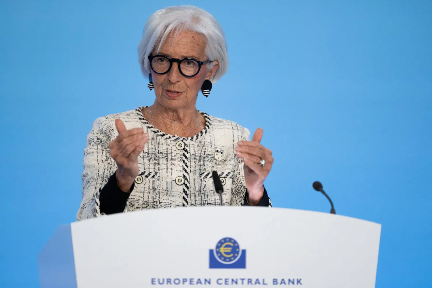 كريستين لاغارد خلال مؤتمر صحافي عقب اجتماع مجلس البنك المركزي الأوروبي (د.ب.أ)
