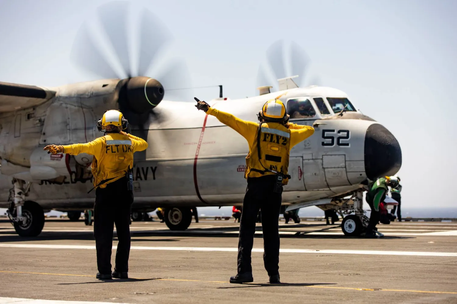 طائرة استطلاع تستعد للإقلاع من حاملة طائرات جيرالد فورد في البحر الأحمر (سنتكوم)