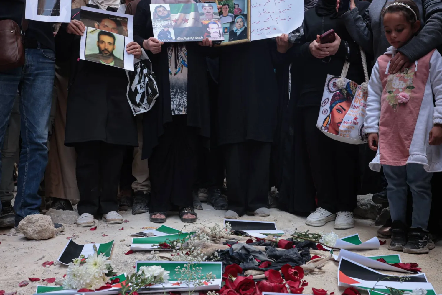 ورود وأعلام سورية وصور ضحايا في دمشق 24 أبريل بعد القبض على أمجد يوسف المتهم الرئيسي بارتكاب «مجزرة التضامن» (إ.ب.أ)