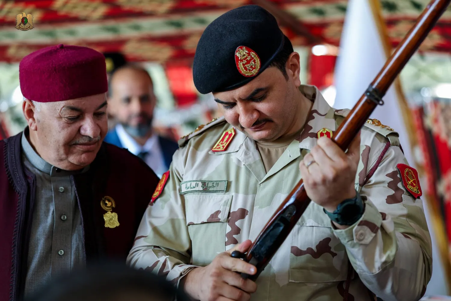 صدام حفتر يتفحص «بندقية المجاهدين» التي أُهديت إليه من أعيان بئر الأشهب (القيادة العامة)