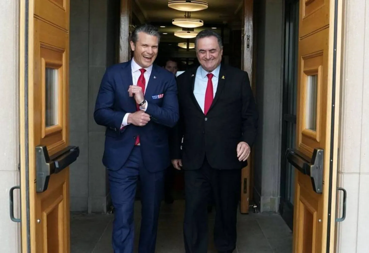 وزير الدفاع الإسرائيلي يسرائيل كاتس ونظيره الأميركي بيت هيغسيث (قناة كاتس عبر «تلغرام»)