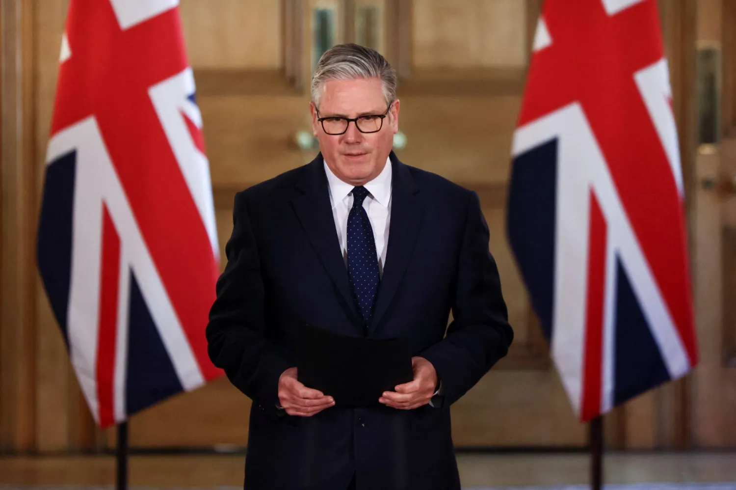 رئيس الوزراء البريطاني كير ستارمر يدلي ببيان صحافي في مقر رئاسة الوزراء في داونينغ ستريت بشأن رد الحكومة على حادثة طعن أسفرت عن إصابة رجلين يهوديين... لندن 30 أبريل 2026 (رويترز)
