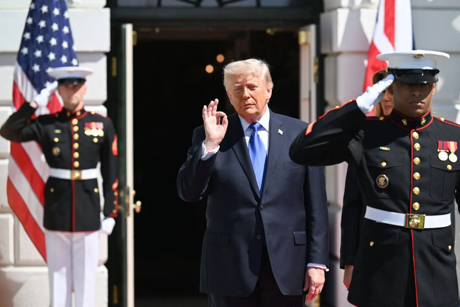 ترمب يلوح بيده بعد حفل وداع رسمي للملك والملكة البريطانيين في البيت الأبيض في واشنطن الخميس(أ.ف.ب)