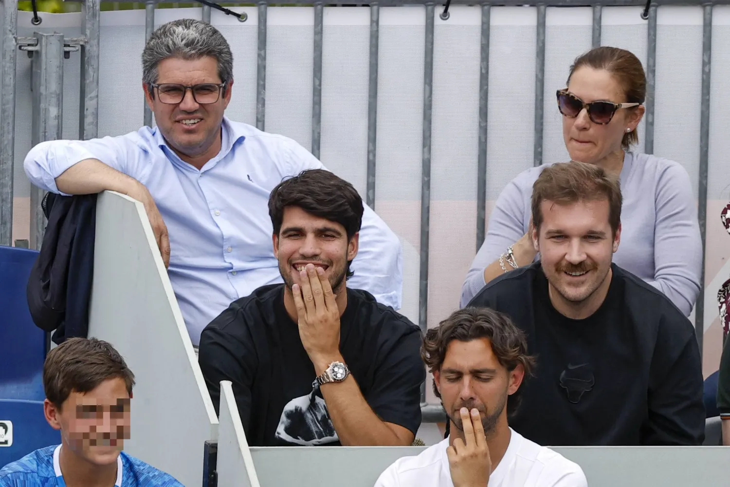 ألكاراس يتابع أداء شقيقة في دورة مدريد للتنس (إ.ب.أ)