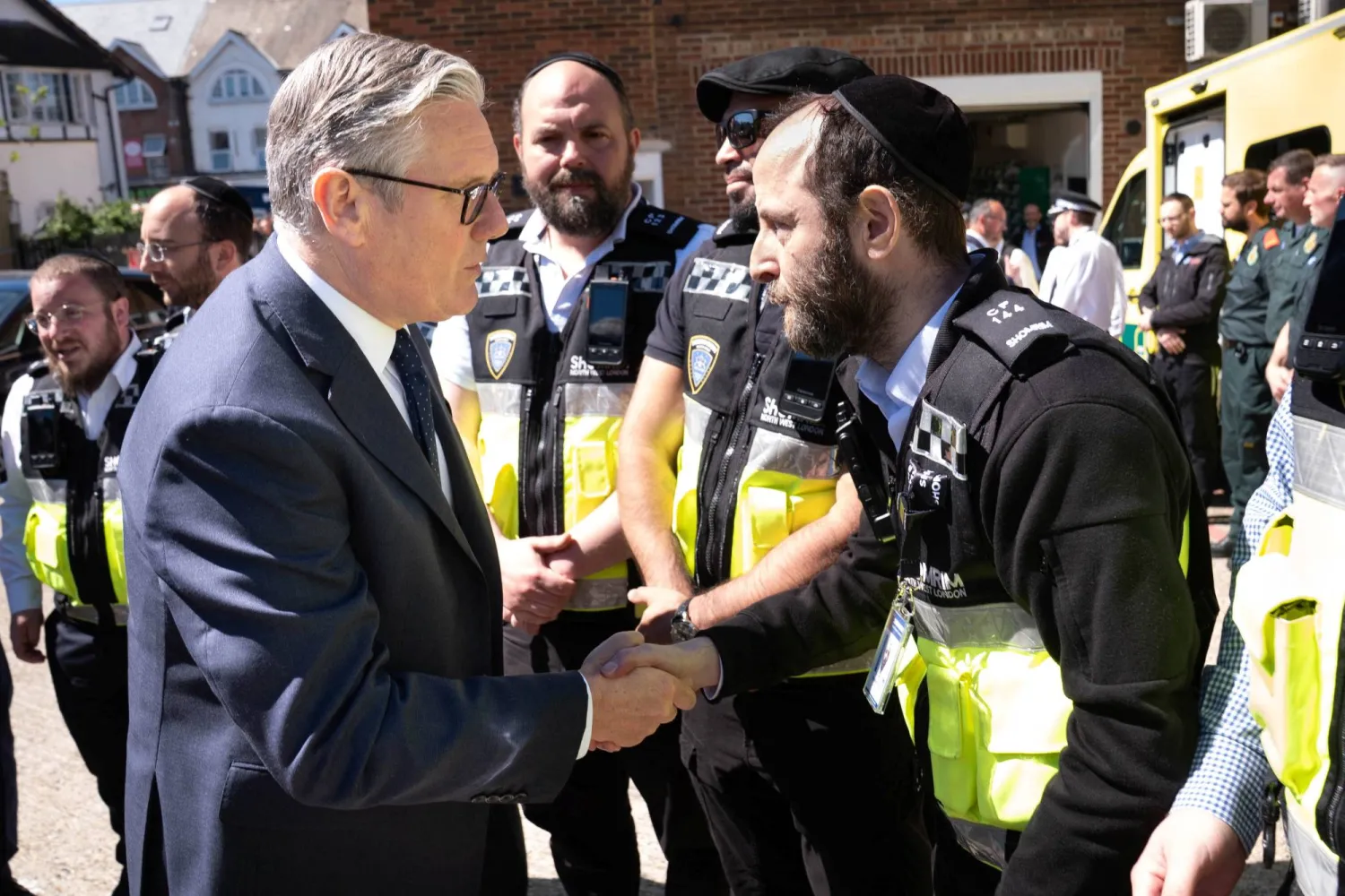 جانب من زيارة ستارمر لموقع الهجوم في شمال لندن يوم 30 أبريل (رويترز) 