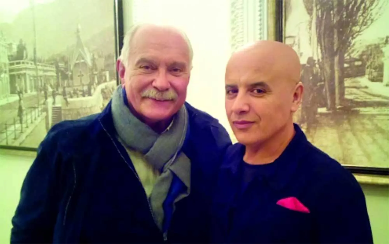 بن عمرة (إلى اليمين) مع المخرج نيكيتا ميخالكوف