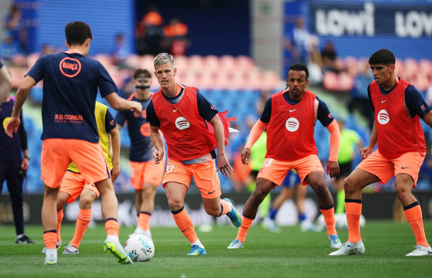 بعض لاعبي برشلونة مهددون بالرحيل (رويترز)