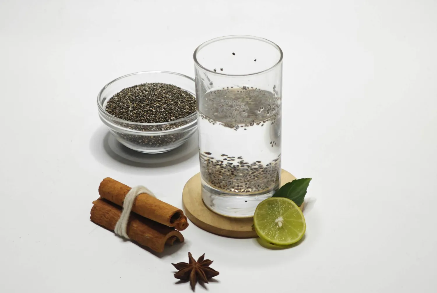 كوب من ماء بذور الشيا (بيكسلز)