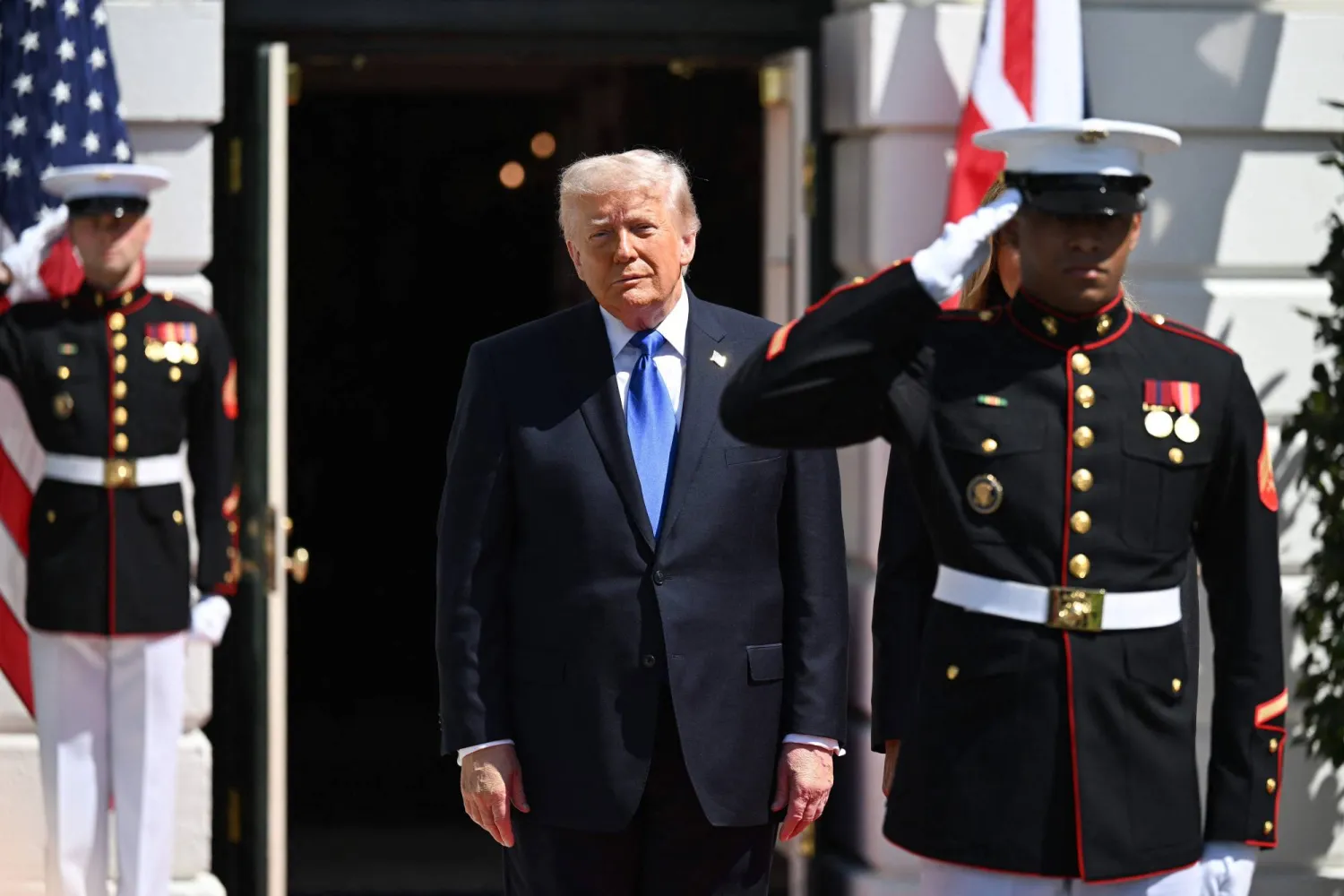 الرئيس الأميركي دونالد ترمب يتابع مراسم الوداع الرسمية لملك وملكة بريطانيا في الحديقة الجنوبية للبيت الأبيض في العاصمة واشنطن 30 أبريل 2026 (أ.ف.ب)