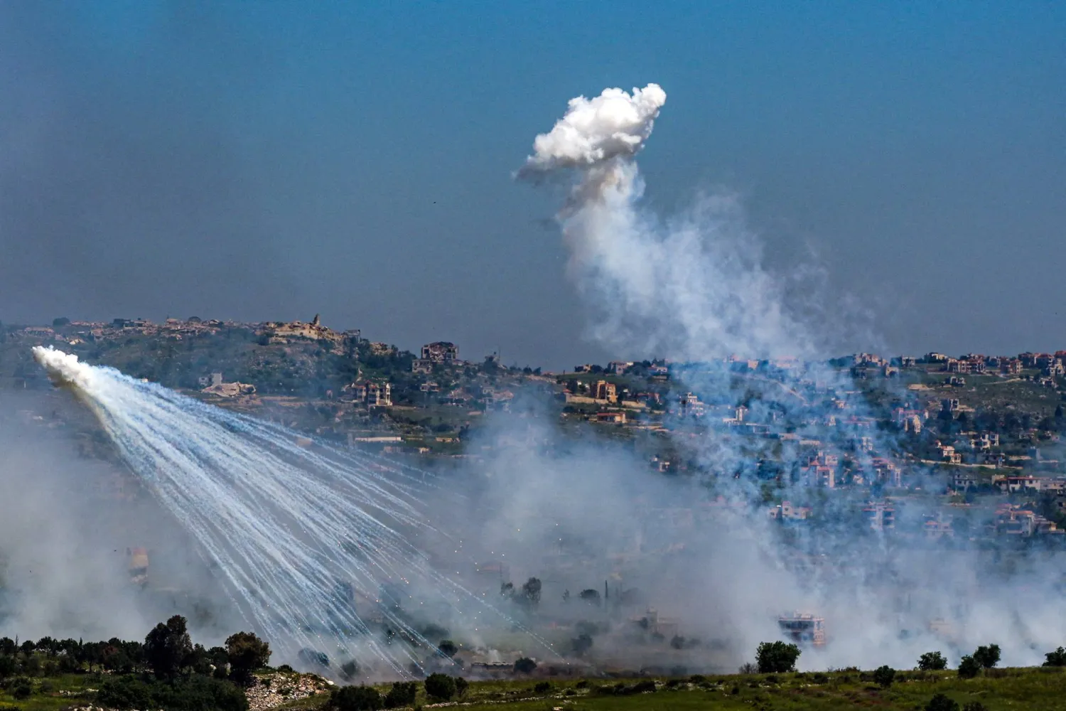 قنبلة تنفجر في الجانب اللبناني من الحدود مع إسرائيل، ودخانها الأبيض يرجّح كونها فوسفورية (رويترز)