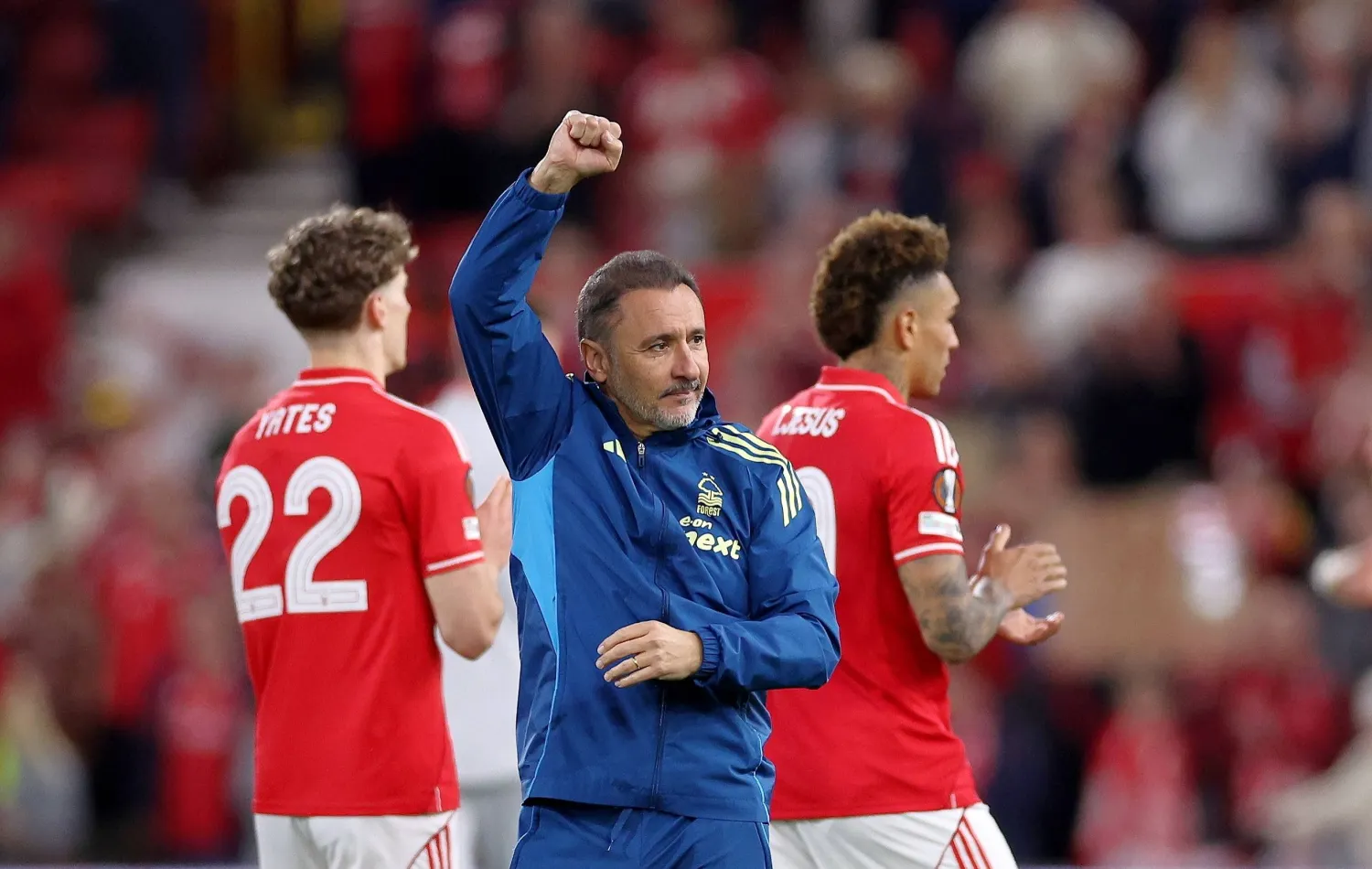 فيتور بيريرا مدرب نوتنغهام محتفلا بالفوز على أستون فيلا (إ.ب.أ)