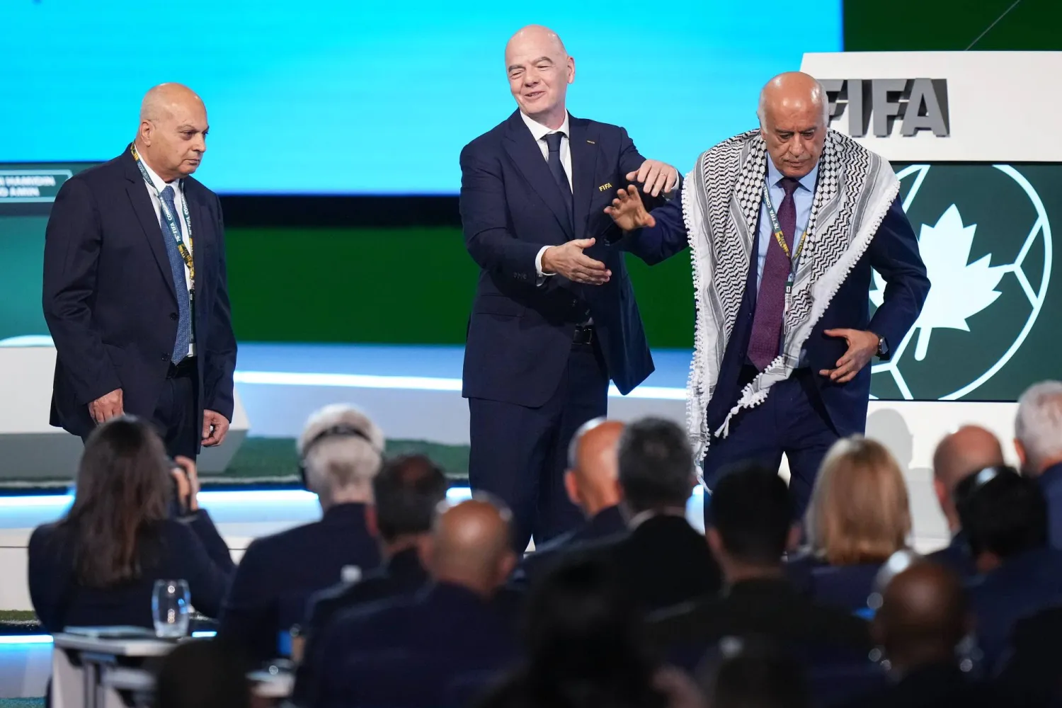 الرجوب لحظة رفضه مصافحة نظيره الاسرائيلي خلال مؤتمر فيفا (أ.ب)