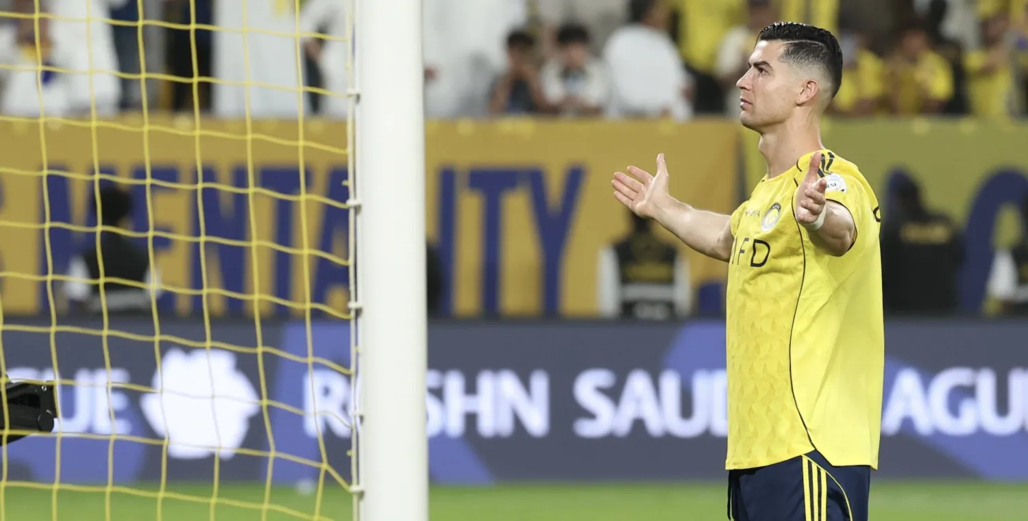 رونالدو محتفلاً مع جماهير النصر بالفوز في الكلاسيكو (تصوير: عبد العزيز النومان)